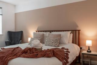 Stylish 5Bedroom Getaway in Quiet Mildenhall Area - 1