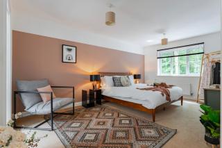 Stylish 5Bedroom Getaway in Quiet Mildenhall Area - Mildenhall - 0