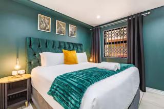 The Green Diamond - Stylish and Spacious Umhlanga Ridge Apartment - Rooftop Pool and King Beds - 5