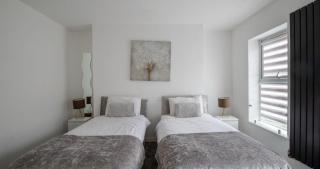 Business & Family-Friendly 2BR Racecourse Park 5min to Town & Hospital Parking WiFi - Kingsthorpe - 1