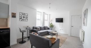 Business & Family-Friendly 2BR Racecourse Park 5min to Town & Hospital Parking WiFi - Kingsthorpe - 0