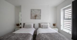 Business & Family-Friendly 2BR Racecourse Park 5min to Town & Hospital Parking WiFi - Kingsthorpe - 5