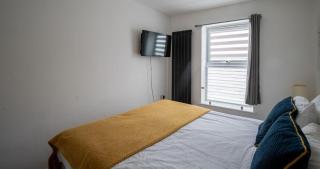 Business & Family-Friendly 2BR Racecourse Park 5min to Town & Hospital Parking WiFi - Kingsthorpe - 2