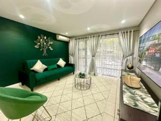 The Green Diamond - Stylish and Spacious Umhlanga Ridge Apartment - Rooftop Pool and King Beds - Sleeps 6 - Durban - 2