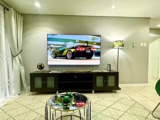 The Green Diamond - Stylish and Spacious Umhlanga Ridge Apartment - Rooftop Pool and King Beds - 3
