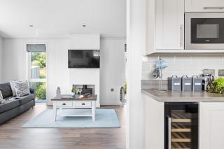 Poppy, 5 Roadford Lakes Lodges - Broadwoodwidger - 1