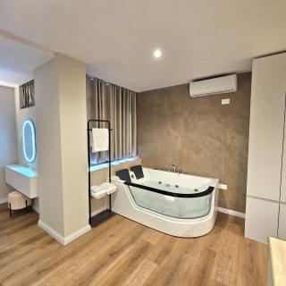 Jacuzzi Apartment Tirana Center - Tirana - 0