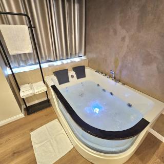 Jacuzzi Apartment Tirana Center - Tirana - 1
