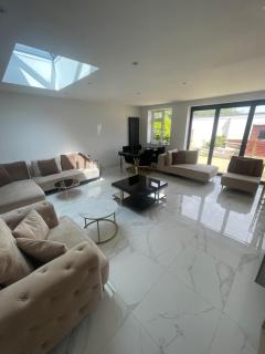 Cosy 4 bedroom house in borehamwood - Borehamwood - 1