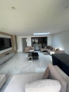 Cosy 4 bedroom house in borehamwood - Borehamwood - 2