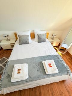 Garden Lakehouse Sauna Kamin Grill Billard Darts Modernes Ferienhaus in Seenähe mit Garten und Spielbereich - 1