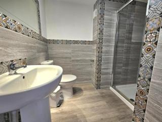 The Albert Hotel - - 5