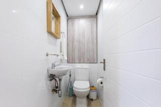 The Blue Horizon Modern Comfort and Breathtaking Views Two Bedroom Umhlanga Ridge Apartment Sleeps Six - Durban - 3