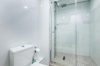 The Blue Horizon Modern Comfort and Breathtaking Views Two Bedroom Umhlanga Ridge Apartment Sleeps Six - Durban - 4