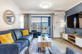 The Blue Horizon Modern Comfort and Breathtaking Views Two Bedroom Umhlanga Ridge Apartment Sleeps Six - Durban - 9