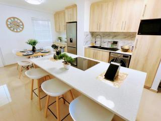 The Blue Horizon Modern Comfort and Breathtaking Views Two Bedroom Umhlanga Ridge Apartment Sleeps Six - Durban - 7