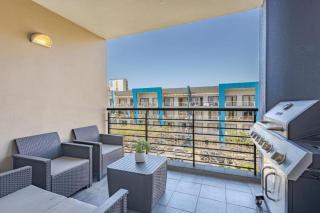 The Blue Horizon Modern Comfort and Breathtaking Views Two Bedroom Umhlanga Ridge Apartment Sleeps Six - Durban - 2