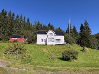 Fint feriehus ved sjøen på Geisnes - - 0