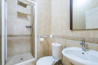Elegant Emerald Stay at Ridgeton Modern Two Bedroom Apartment in the Heart of Umhlanga Ridge Sleeps 6 - Durban - 3