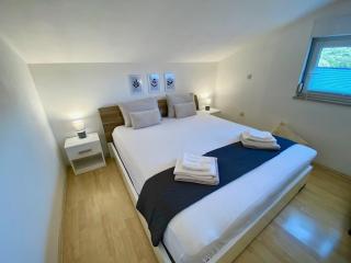 Two Bedroom Top Floor Pula Apartment With Balcony - Pula - 6
