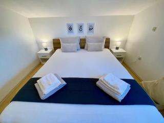 Two Bedroom Top Floor Pula Apartment With Balcony - Pula - 4