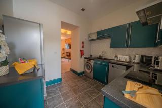 2 Bed Newly refurbished apartment, Free Parking, Pet Friendly - Gloucester - 1