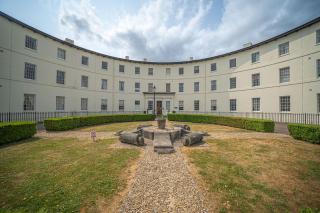 2 Bed Newly refurbished apartment, Free Parking, Pet Friendly - 3