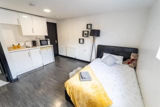Equipped Studios next to UOB and QE and close to city! - Birmingham - 3