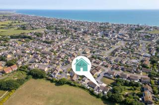 Coastal Retreat with Hot Tub Walk to Beach - West Wittering - 0
