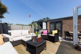 Coastal Retreat with Hot Tub Walk to Beach - West Wittering - 9