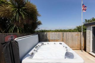 Coastal Retreat with Hot Tub Walk to Beach - West Wittering - 8