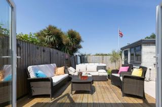 Coastal Retreat with Hot Tub Walk to Beach - West Wittering - 2