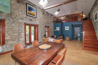 Woodville Lodge - - 5