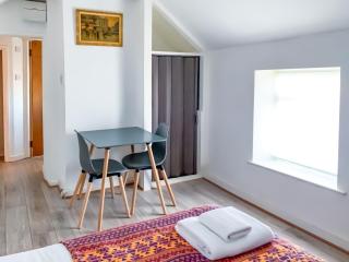 Glastonbury-FreeParking-ContactlessCheckIn-Sleeps2 - Glastonbury - 6