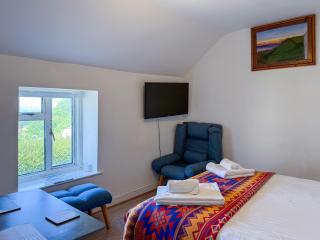 Glastonbury-FreeParking-ContactlessCheckIn-Sleeps2 - 6