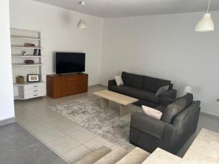 Newly refurbished 2-bedroom flat in a compound - Amman - 4