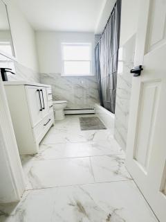 Spacious 4-Bd House with Parking - Lynbrook - 3