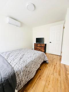 Spacious 4-Bd House with Parking - Lynbrook - 1