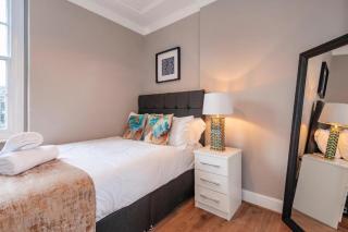 Modern 4-bedroom house, Luton - Luton - 2