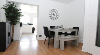 Modern 2 bed house in Enfield with private driveway parking - - 0