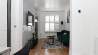 Modern 2 bed house in Enfield with private driveway parking - - 8