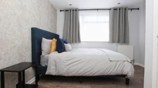 Modern 2 bed house in Enfield with private driveway parking - - 4