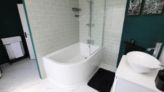 Modern 2 bed house in Enfield with private driveway parking - - 3