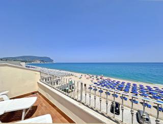 804 - Posizione unica! Bilocale frontemare in centro, con posto auto privato - SPIAGGIA inclusa nel prezzo - Marcelli - 2