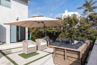Your Coastal Getaway in Manhattan Beach Awaits - 9