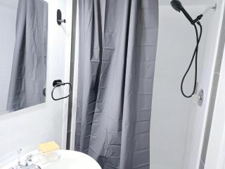 Charming Beautiful Private Room With Private Bath and Parking! Near Metrotown - 8