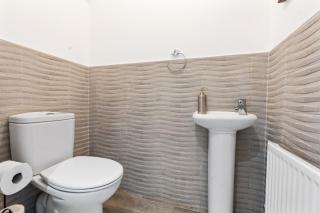 Spacious 4-Bed Home Near City Links - Manchester - 9
