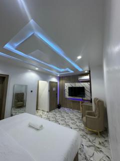 Mega Cloud Hotel And Suites - Suru Lere - 8