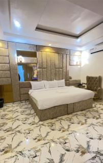Mega Cloud Hotel And Suites - Suru Lere - 1