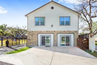Spacious Retreat & Game Room - Sleeps 8 - New Braunfels - 5